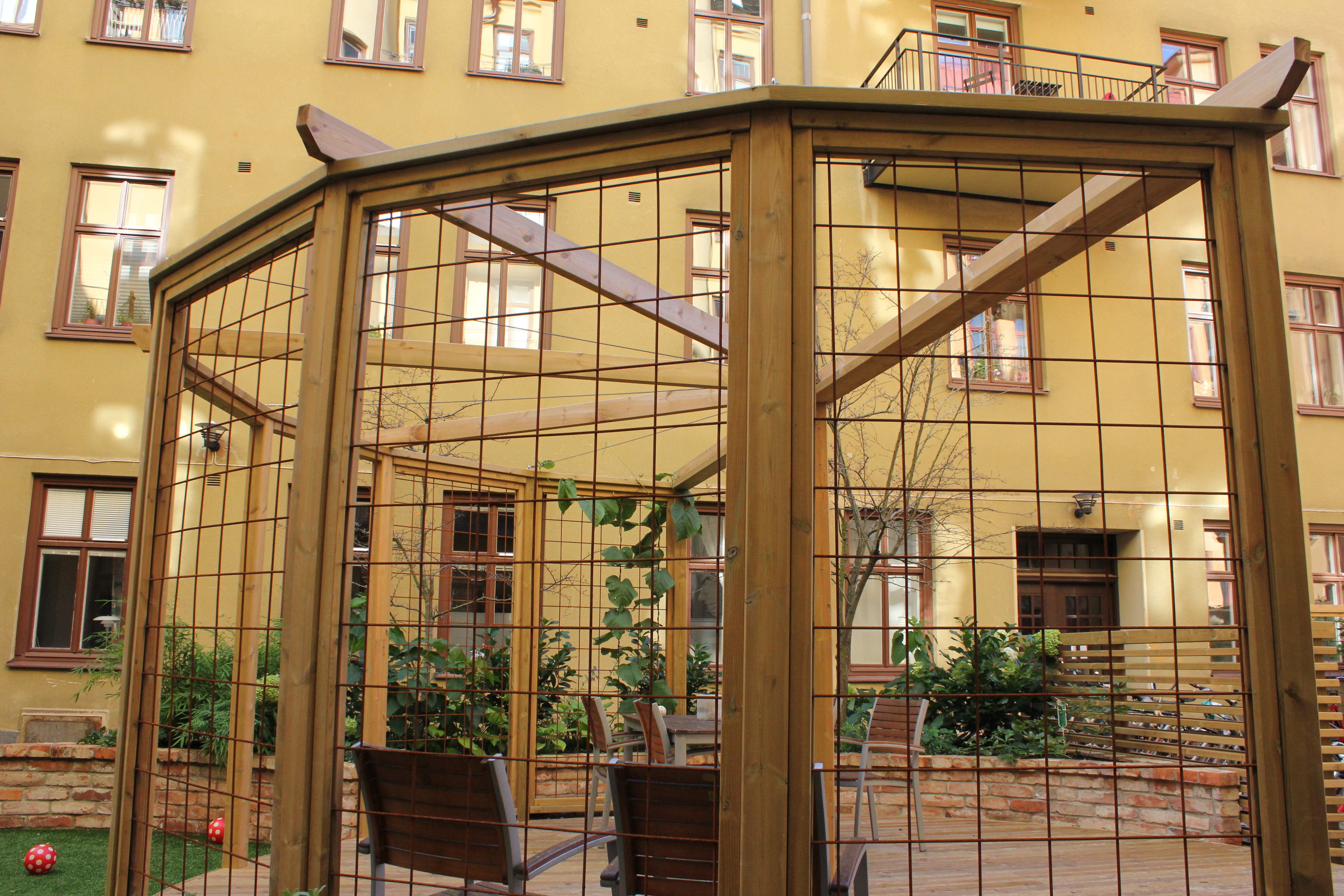 Brf Fleminggatan — Nu: bild 3 från ett trädgårdsdesignprojekt. Trädgårdsform Stockholm.