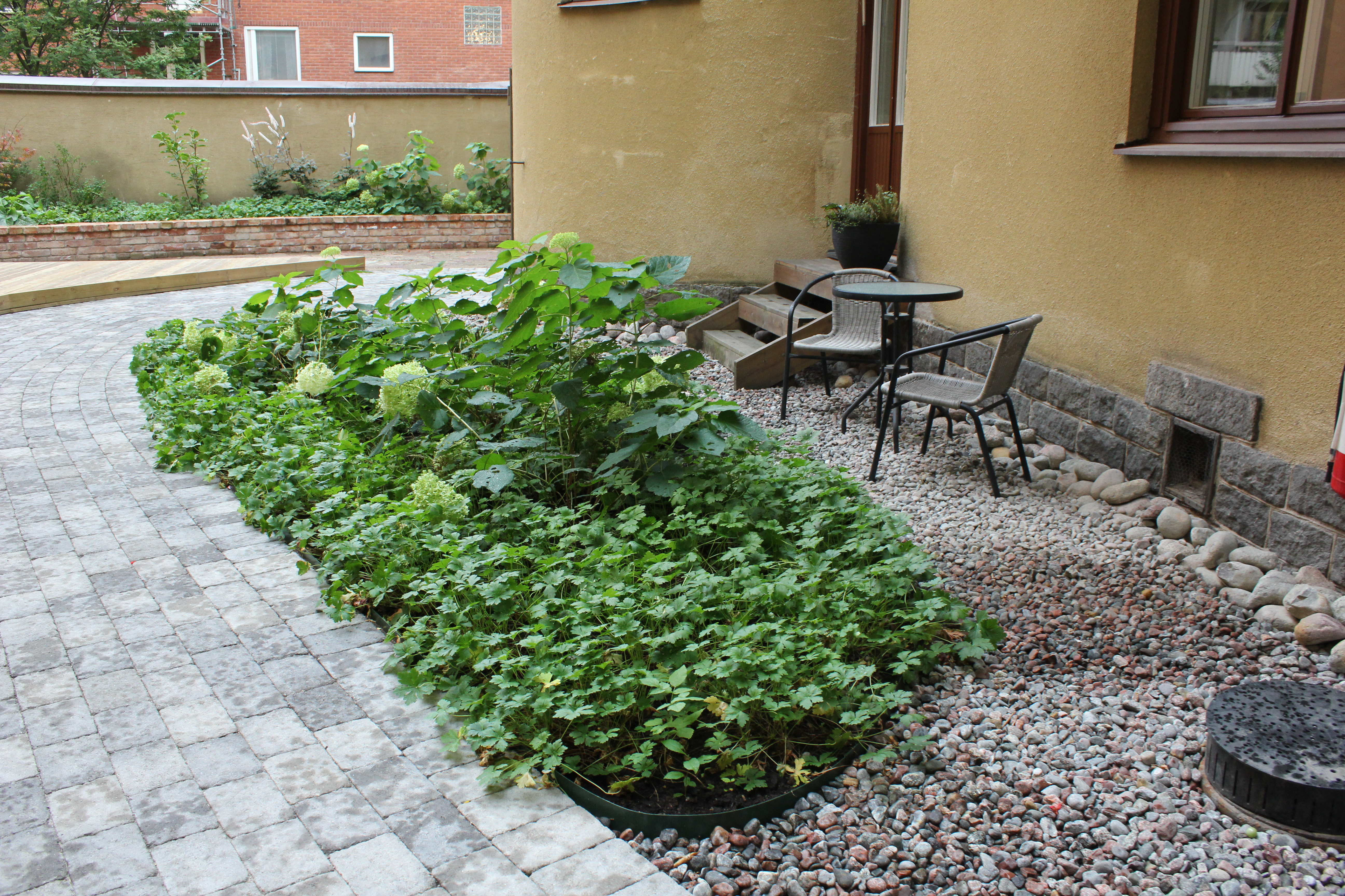 Brf Fleminggatan — Nu: bild 9 från ett trädgårdsdesignprojekt. Trädgårdsform Stockholm.