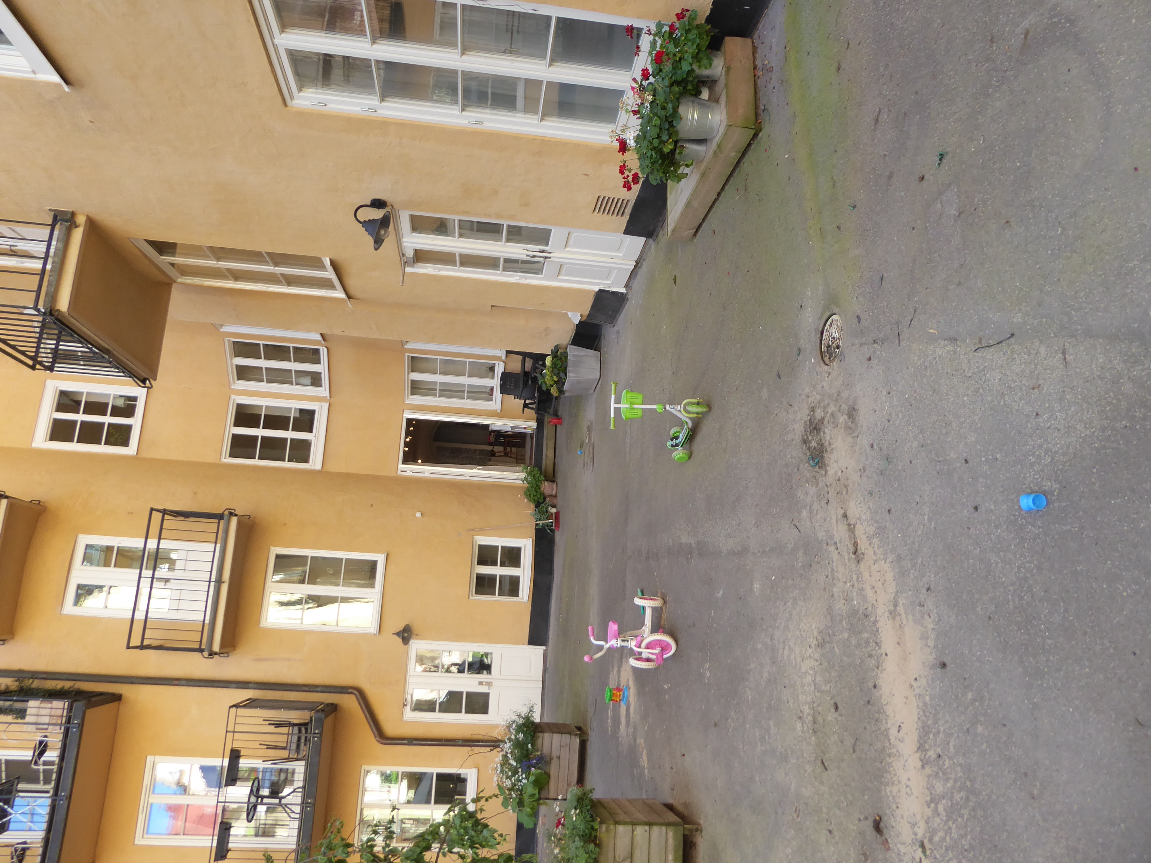 Brf Rådmansgatan — Innan: bild 13 från ett trädgårdsdesignprojekt. Trädgårdsform Stockholm.