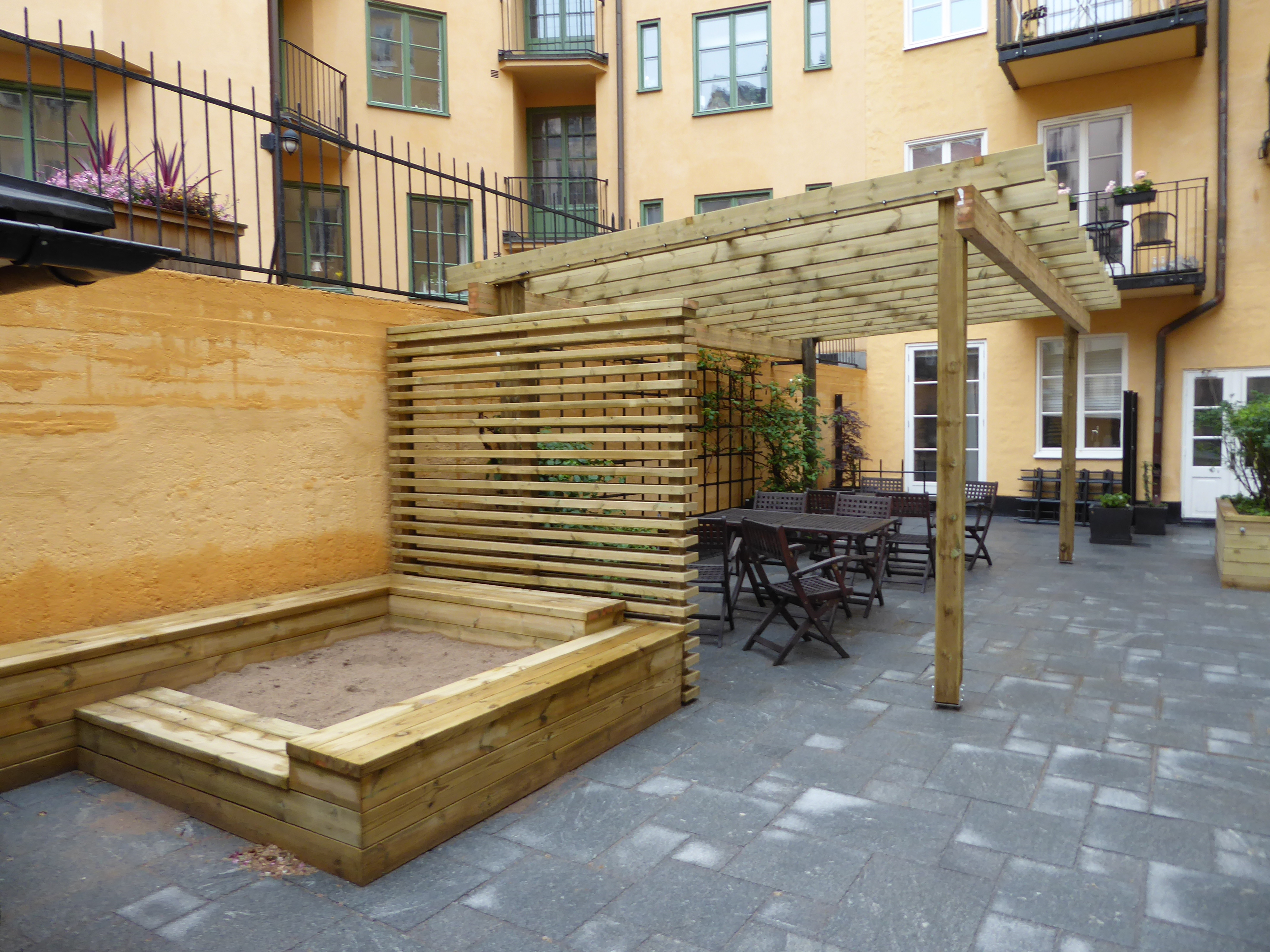 Brf Rådmansgatan — Nu: bild 4 från ett trädgårdsdesignprojekt. Trädgårdsform Stockholm.