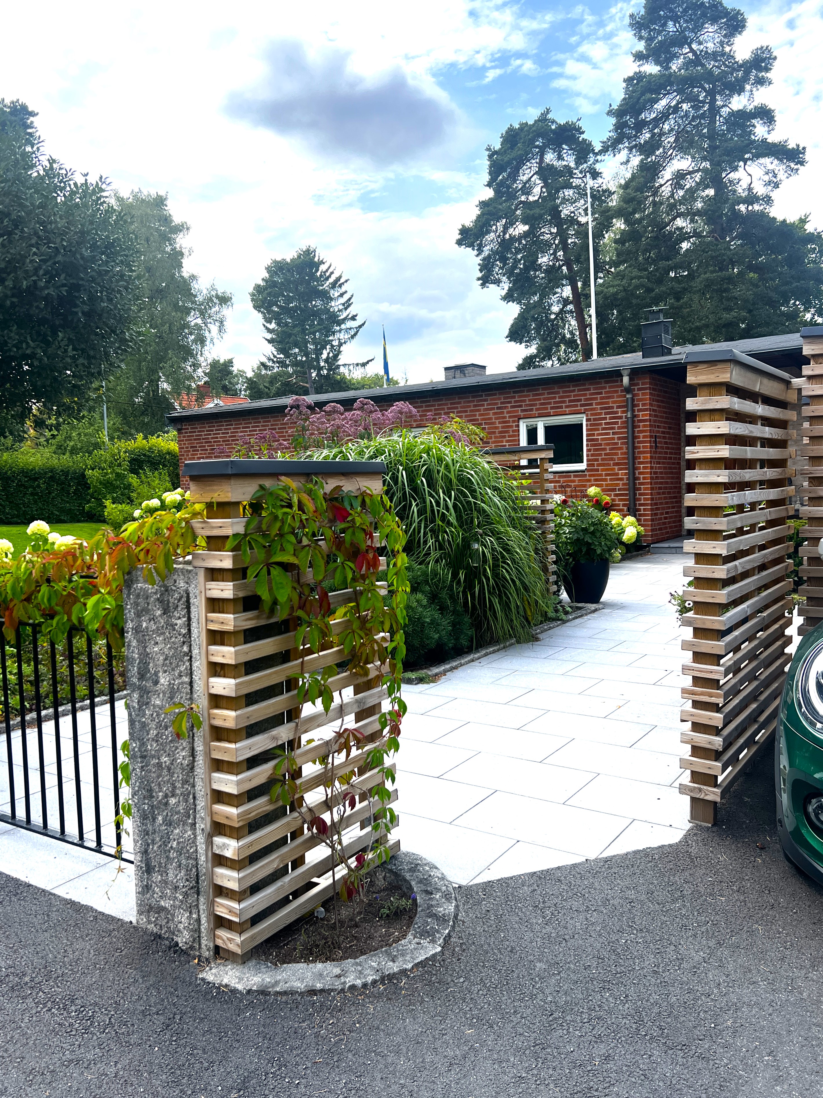 Enebyberg — Nu: bild 3 från ett trädgårdsdesignprojekt. Trädgårdsform Stockholm.